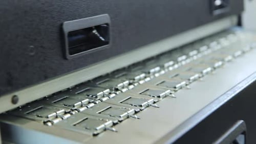 Les ébauches métalliques sortent d'une armoire spéciale après le travail des métaux. Art sur les plaques métalliques