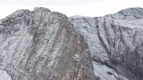Panorama par drone s'élevant au-dessus du trône de Zeus Peak, dévoilant Mytikas et le mont Olympe couverts de neige