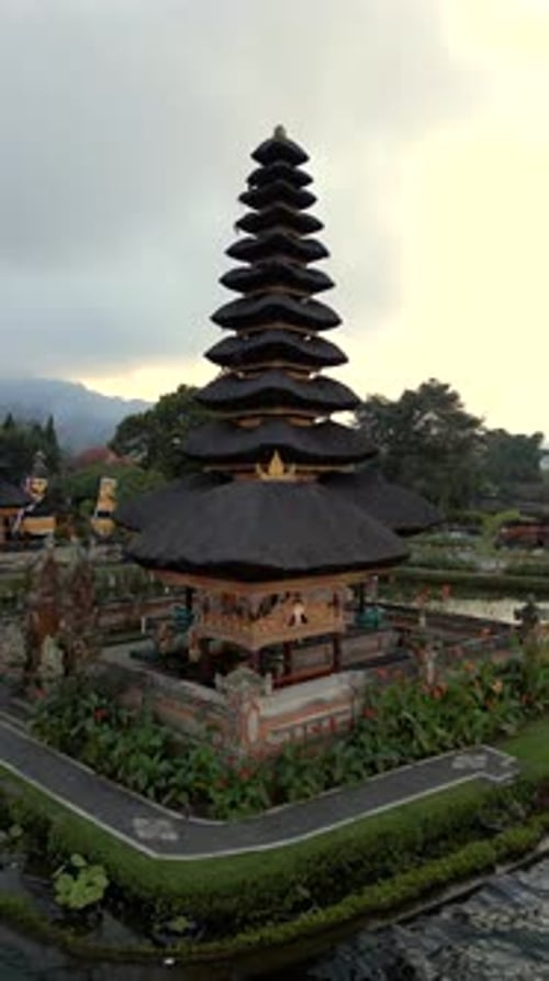 Vista aérea del templo sagrado de Ulun Danu Beratan en el lago Bali, Indonesia