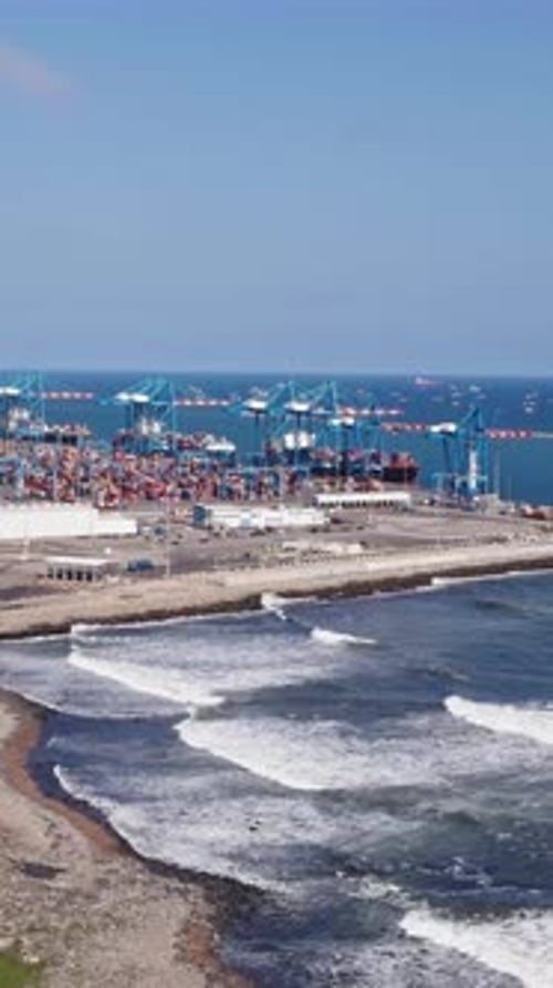 Be- und Entladen von Containerschiffen im Tiefseehafen