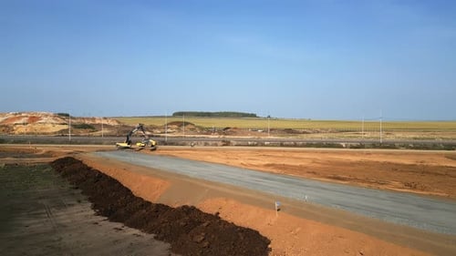 Bagger baut eine neue Straße in ländlicher Landschaft — Clip