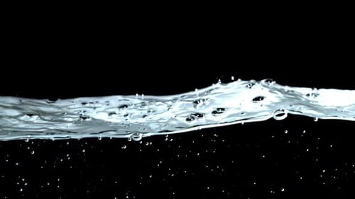 Superzeitlupen-Wasserwellen mit Luftblasen, gefilmt auf einer Hochgeschwindigkeitskamera mit 1000 Bildern pro Sekunde