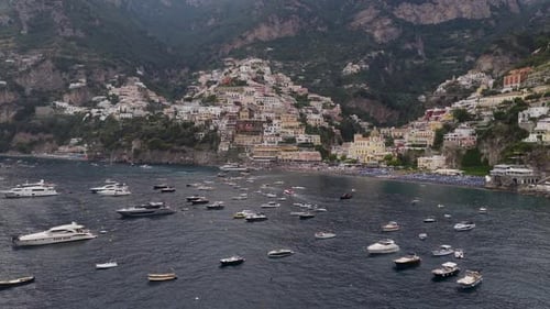 Vue aérienne de la ville de Positano sur une colline, Italie.