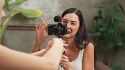 Vídeo tutorial de belleza y cosmética para una mujer joven haciendo contenido. Relajarse
