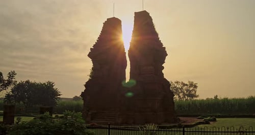 Mojokerto, 02. Mai 2024, Luftaufnahme der Silhouette des Tores, reflektiert im Sonnenlicht