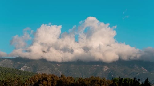 Nuages se formant au-dessus de la chaîne de montagnes