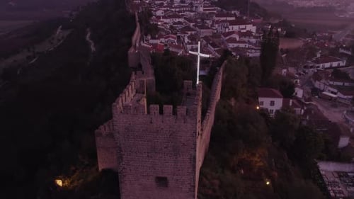 Vue aérienne de la ville traditionnelle avec son château au lever du soleil, Portugal.