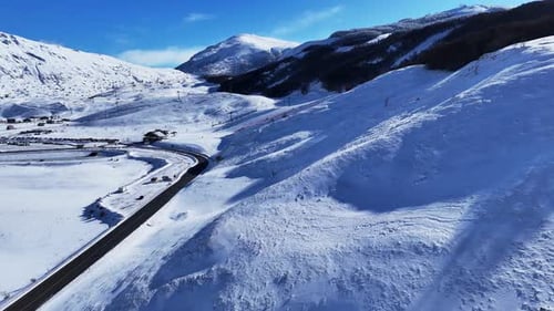 Vídeo aéreo de un Zumbido volando hacia la estación de esquí en las montañas nevadas de los Abruzos, Italia