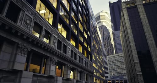 La arquitectura urbana destaca los reflejos en las ventanas de los edificios durante la puesta de sol