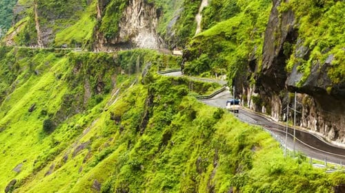 Un camino al borde: la autopista entre el Indostán y el Tíbet desde el cielo Un vehículo pasa por una cascada