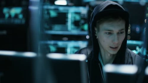 Hooded Teenage Hacker attaque avec succès les serveurs d'infrastructure mondiaux avec un virus.