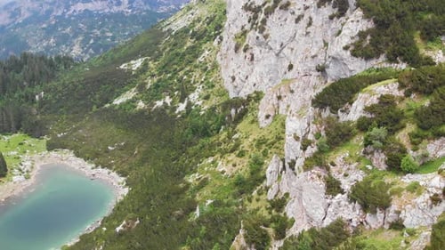 Vista aérea con un Zumbido de Jablan Jezero y las montañas Durmitor, Montenegro