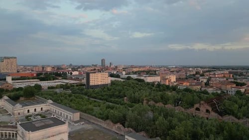Vista aérea de los edificios y árboles de Brescia, Italia.