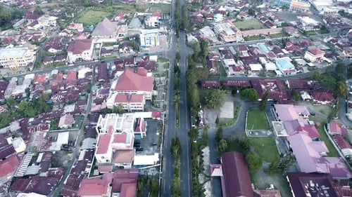 Vista aérea del centro de la ciudad de Bajawa con una carretera principal simétrica