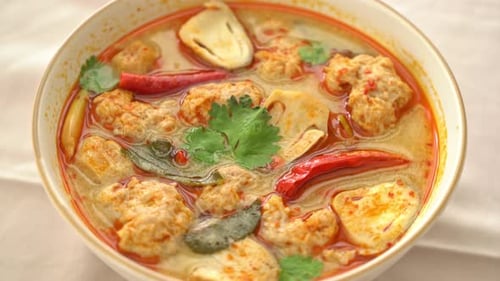 soupe épicée de porc bouilli aux champignons - Tom Yum - Cuisine asiatique