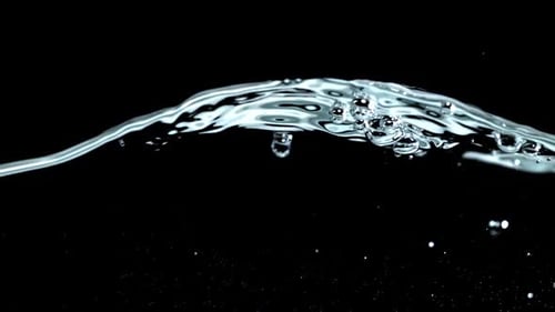Superzeitlupen-Wasserwellen mit Luftblasen, gefilmt auf einer Hochgeschwindigkeitskamera mit 1000 Bildern pro Sekunde