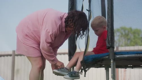Un parent vérifie ses chaussures La mère affirme que les chaussures sont parfaitement sûres pour permettre à la mère de marcher prudemment