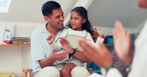 Saúde, high five e um pediatra conversando com uma garota com o pai no quarto de uma casa