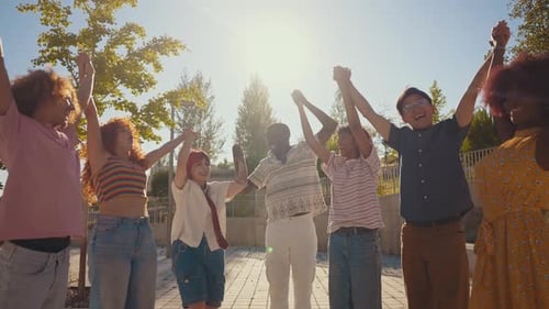 Joyeux groupe multiethnique ludique de jeunes amis