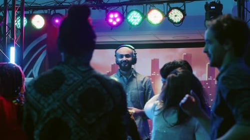 Männlicher DJ spielt Musik auf der Clubparty