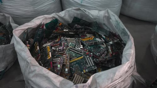 Lagerszene für industrielle Elektronisch Komponenten, überfülltes Lager voller Leiterplatten und