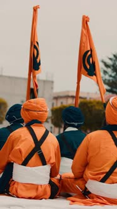 Festival religieux indien des gardes Vaisakhi en uniforme orange