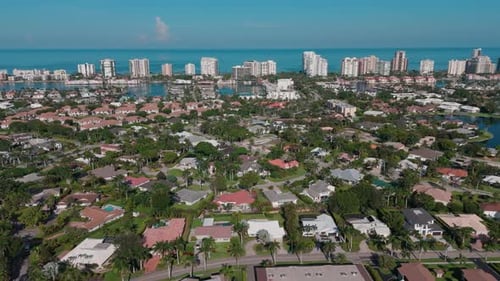 Imágenes amplias con Zumbido de la bahía y los edificios de la ciudad de Naples, Florida, durante el día