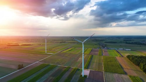 Des éoliennes produisant de l'énergie propre dans un paysage d'énergie renouvelable