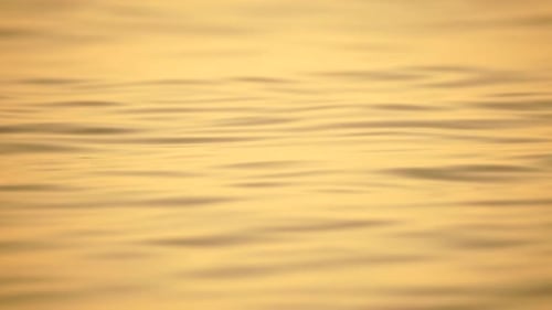 Meerwasser-Oberflächenkamera fliegt über das ruhige azurblaue Meer Niemand Urlaubserholungskonzept Zusammenfassung