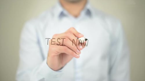Testen Sie jetzt, Mann schreibt auf transparentem Bildschirm