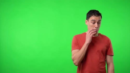 Homem de camisa vermelha se escondendo