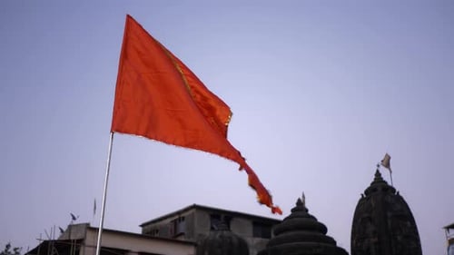 Agitant le drapeau historique de Maratha, symbole de l'Empire Maratha fondé par Chhatrapati Shivaji Maharaj