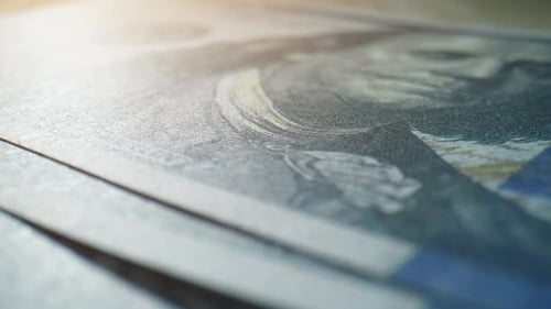 Vue macro d'une pile de billets de 100 dollars américains. 4K.
