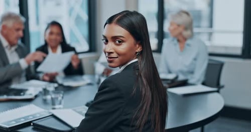 Retrato, profissional e estratégia para encontro com mulher indiana em empresa de planejamento