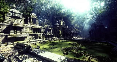 Ruines d'anciens temples dans une jungle dense avec la lumière du soleil