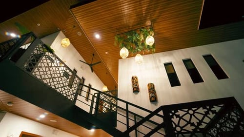 Verzierte schmiedeeiserne Treppe im Innenraum der Luxushotellobby