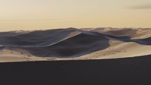 Epische Animation von Sanddünen im Abendsonnenlicht