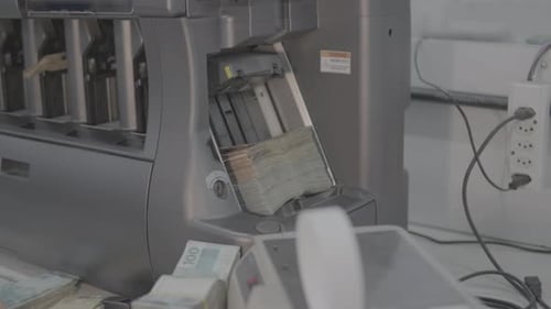 Contagem de
dinheiro contando notas de reais brasileiros. Finanças e riqueza no Brasil