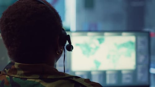 Militares femininos rastreando embarcações inimigas no território da linha costeira