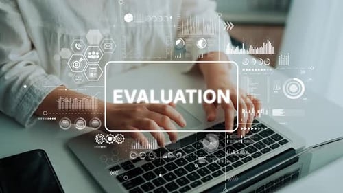 Professionnel des affaires effectuant une évaluation numérique avec des graphiques d'analyse de données sur un clavier d'ordinateur portable.