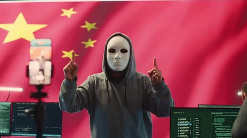 Hacker anónimo experto en una oficina china de hackeo de alta tecnología