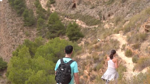 Un grupo de excursionistas camina por una ruta en la montaña.