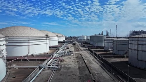 Luftaufnahme der Kamine eines Kraftwerks, eines Industrieviertels. Modernes großes Wärmekraftwerk