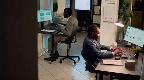 Employé faisant semblant de jouer de la batterie