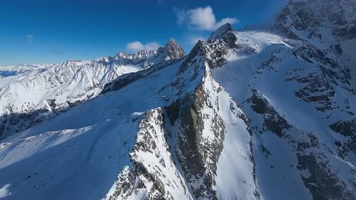 Panorama par Drone sur la station de ski de Chamonix avec le Mont Blanc en hiver