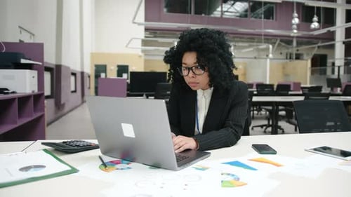 Vue rapprochée d'un jeune professionnel travaillant dans un bureau vide
