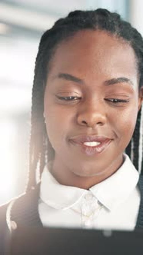 Bureau, entreprise et femme noire sur tablette pour le réseautage, la connexion et la planification financière