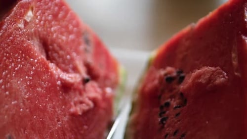 Schneiden einer frischen Wassermelone, gefilmt in Zeitlupe mit 180 Bildern pro Sekunde