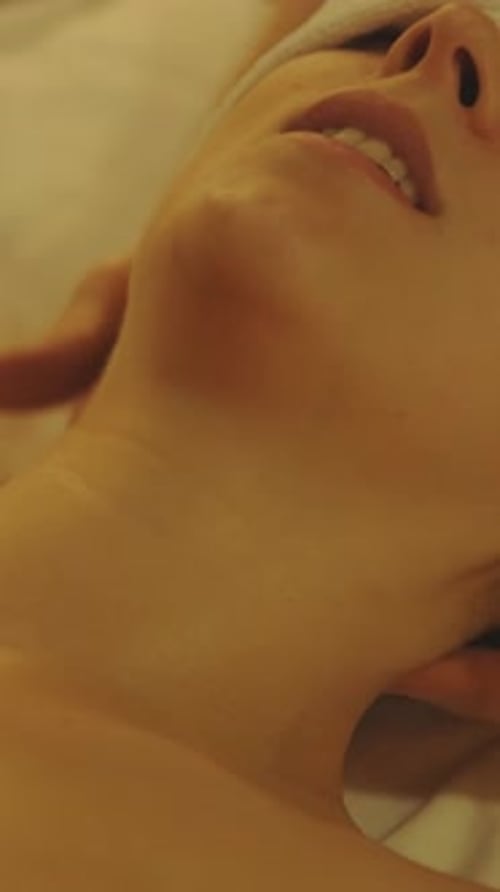 Massage im Spa-Salon mit Massage des Schulter- und Nackenbereichs