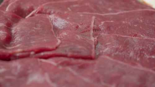 Dünne Scheiben von rohem Rindfleisch für Shabu Shabu, Nahaufnahme